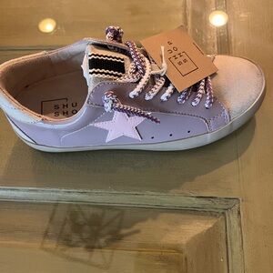 Brand new never worn still in box w tags size 2 in girls shoe